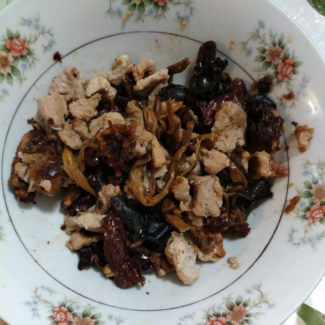 金针菜木耳红枣蒸瘦肉