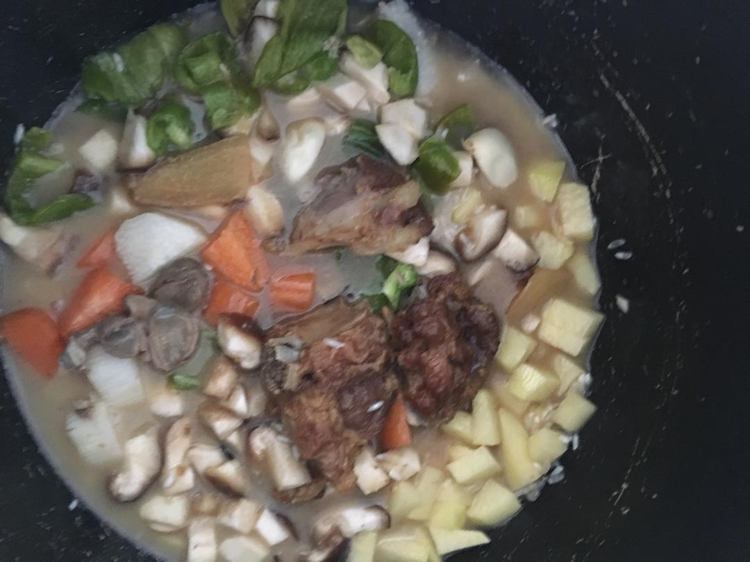喷香排骨焖饭（爆好吃）