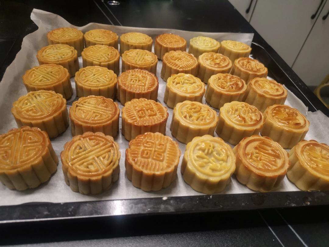 广式月饼—蛋黄莲蓉月饼