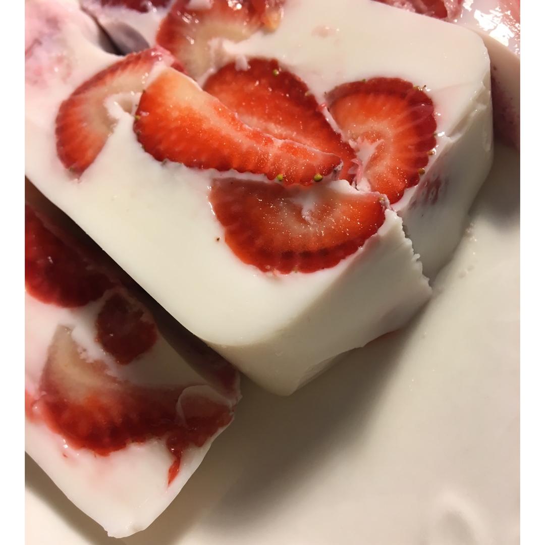 日本大热的草莓牛奶羊羹