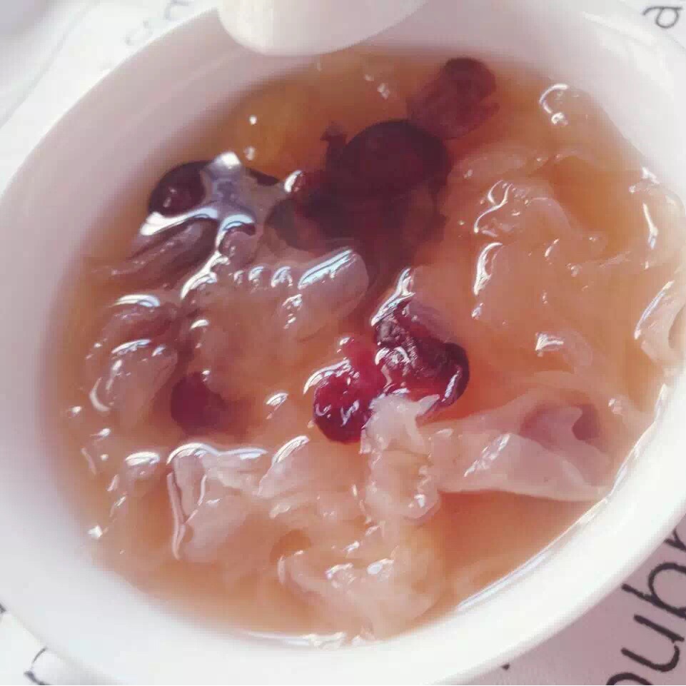 美容润肤 益气补血《桃胶皂角米百合银耳红枣羹》