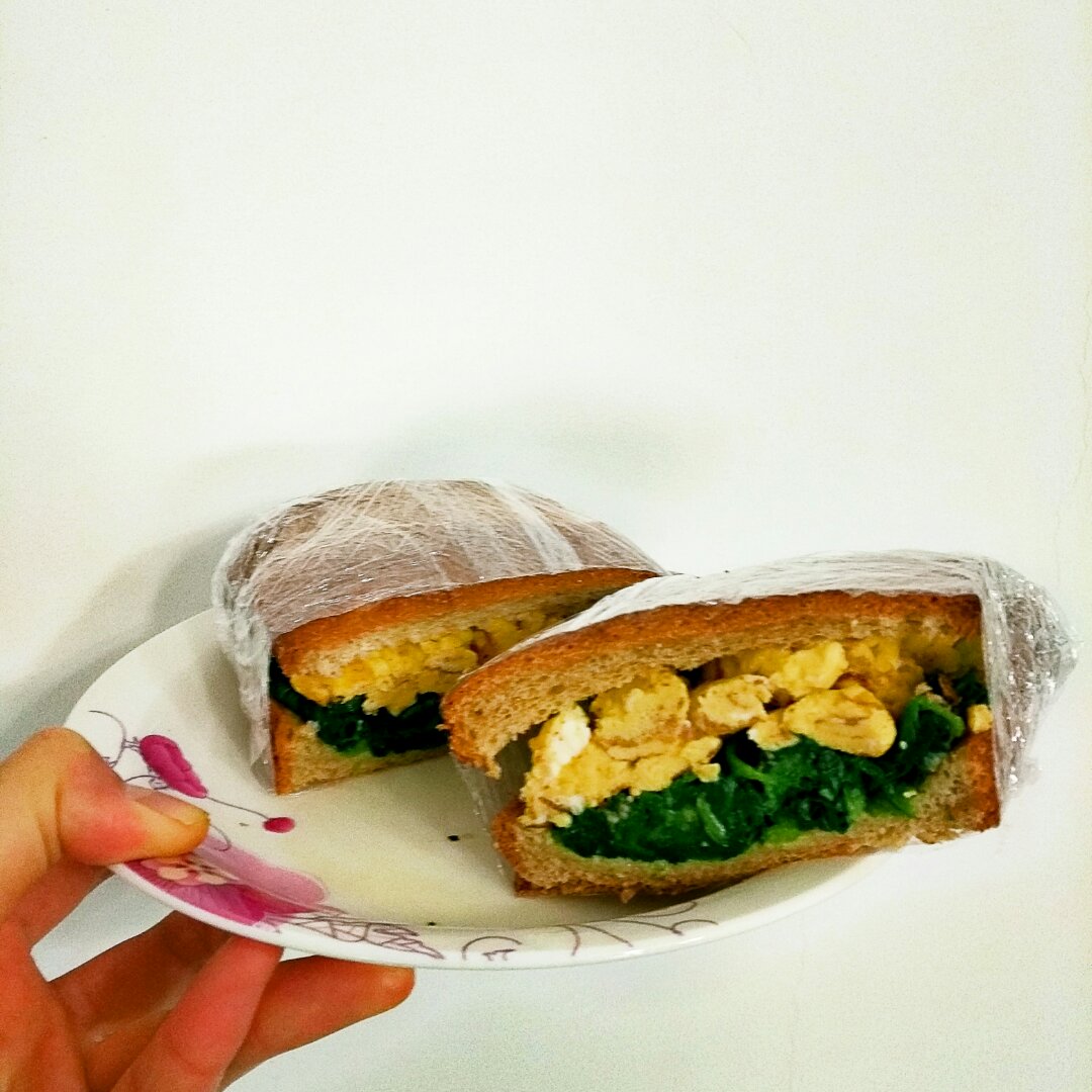 奶油菠菜鸡蛋三明治
