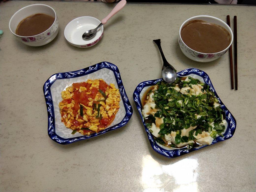 内酯豆腐拌松花蛋，简单又好吃😁😁😁