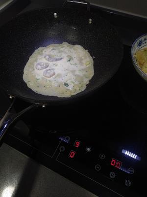 快手早餐-升级版鸡蛋饼 西兰花虾仁的做法 步骤3