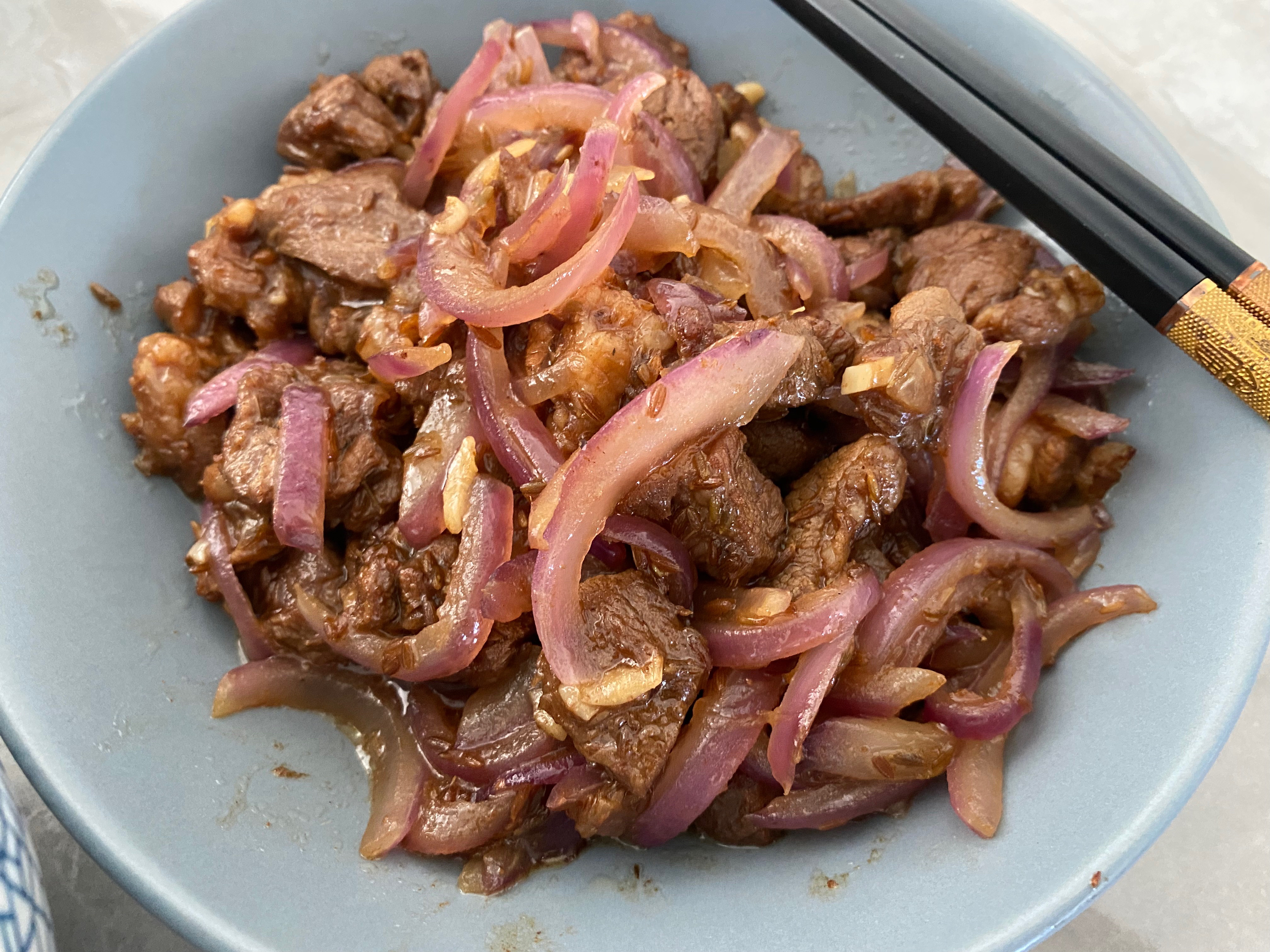 洋葱炒羊腿肉-用这个方法炒羊肉，无膻味还不柴，做出来的羊肉又鲜又嫩