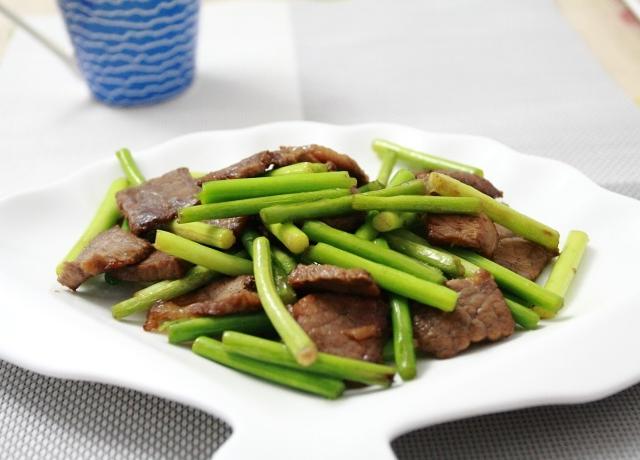 家常菜：蒜苔炒牛肉的做法