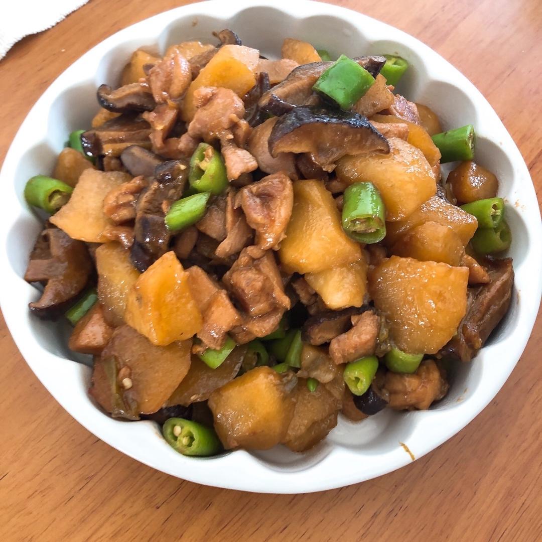 鸡腿肉炖土豆