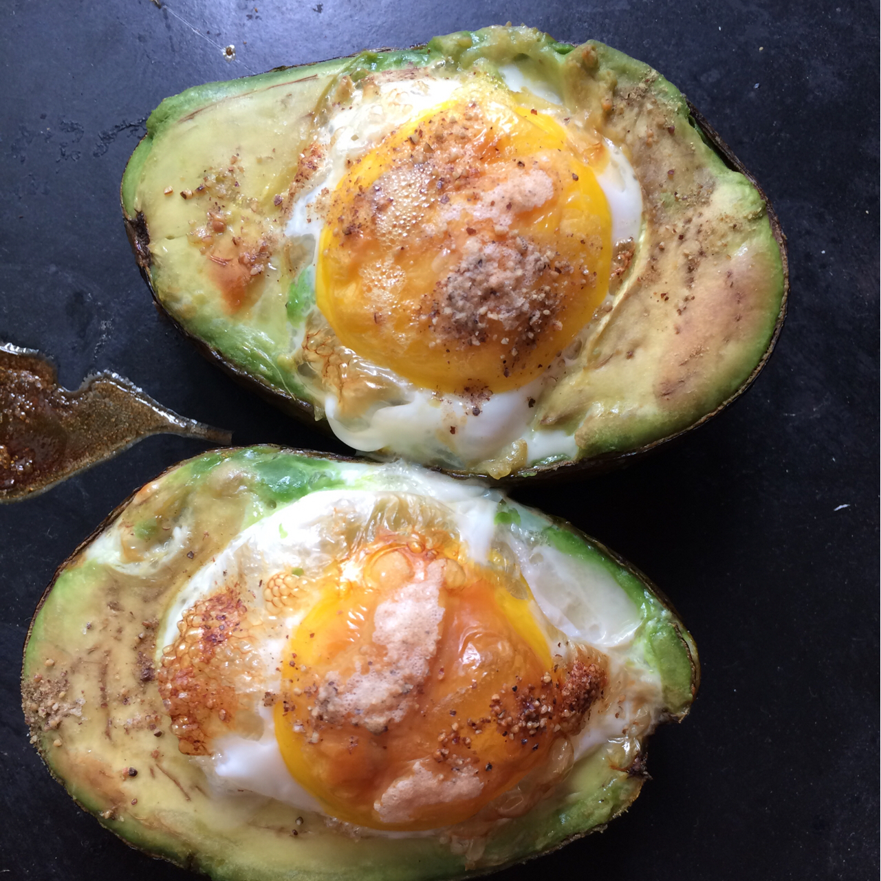 牛油果烤鸡蛋