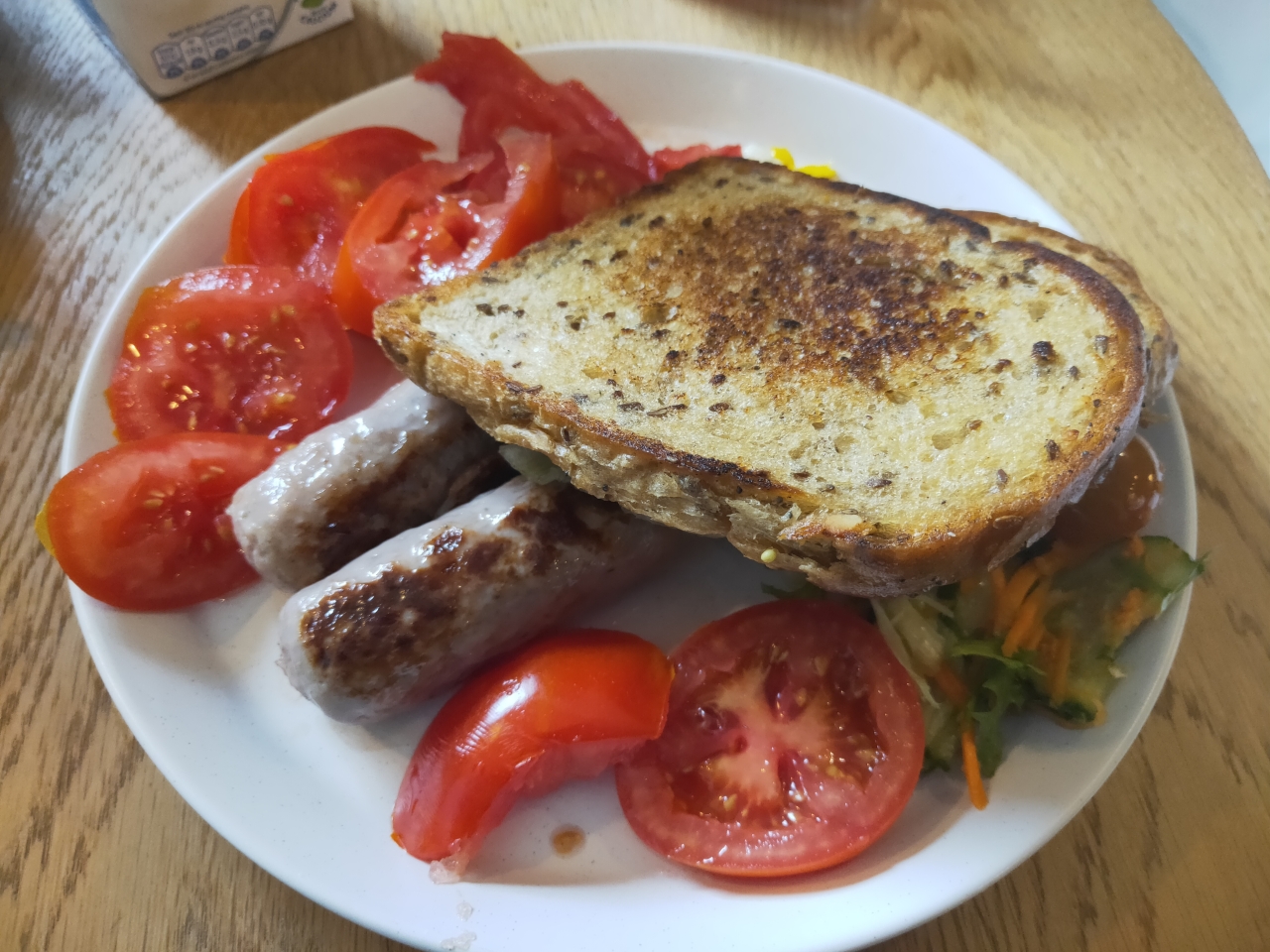 一人早餐:面包片肉肠番茄蔬菜色拉鸡蛋的做法