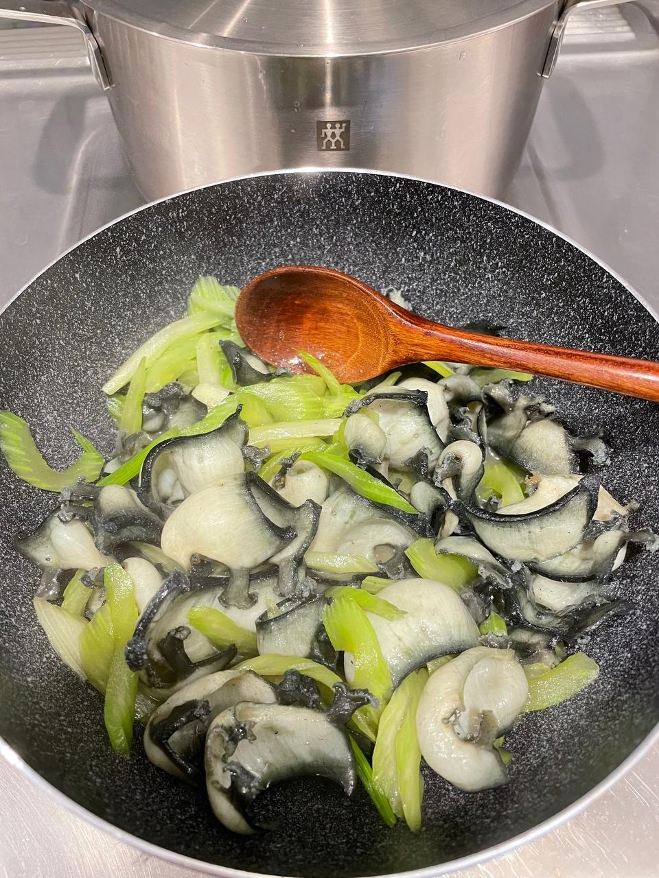 快手西芹鲍鱼片