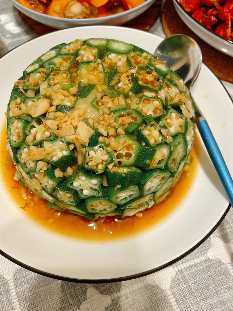 这绝对是秋葵颜值最高的做法，好看又好吃，端上桌最先光盘