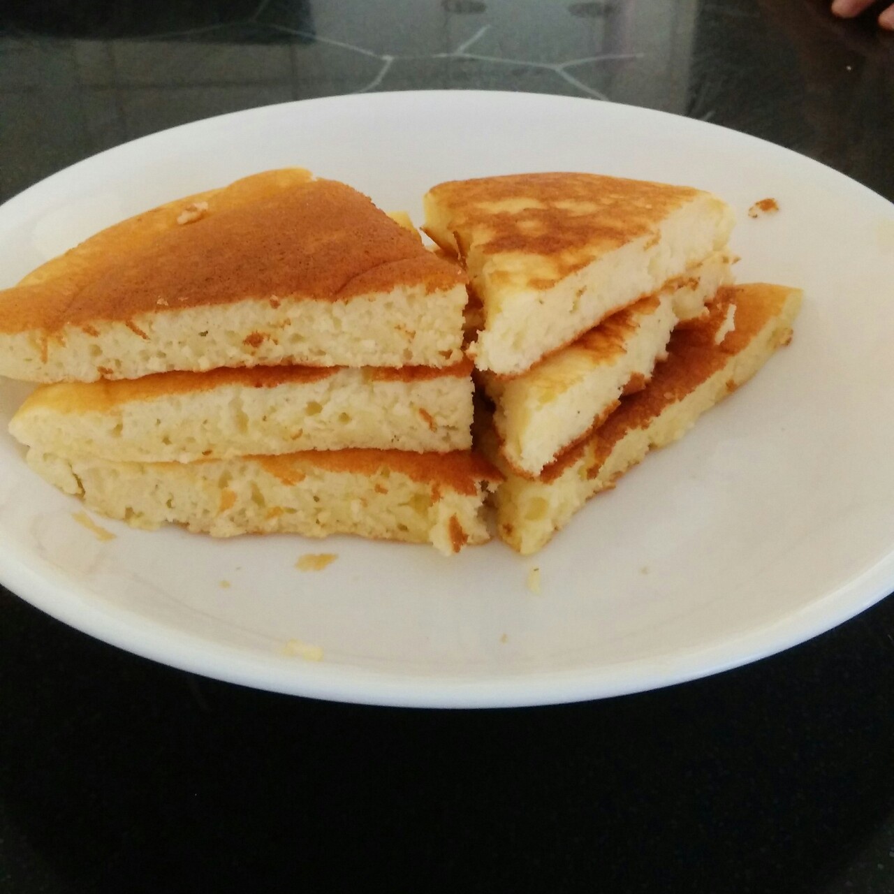 【酸奶松饼yogurt pancake】，搭上黑莓果酱和枫糖的美味。
