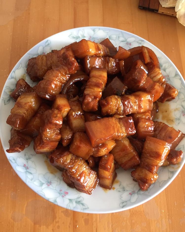 吃着碗里望着锅里的红烧肉