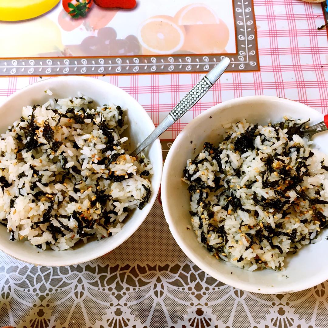 小豆和叮当做的拌饭芝麻海苔