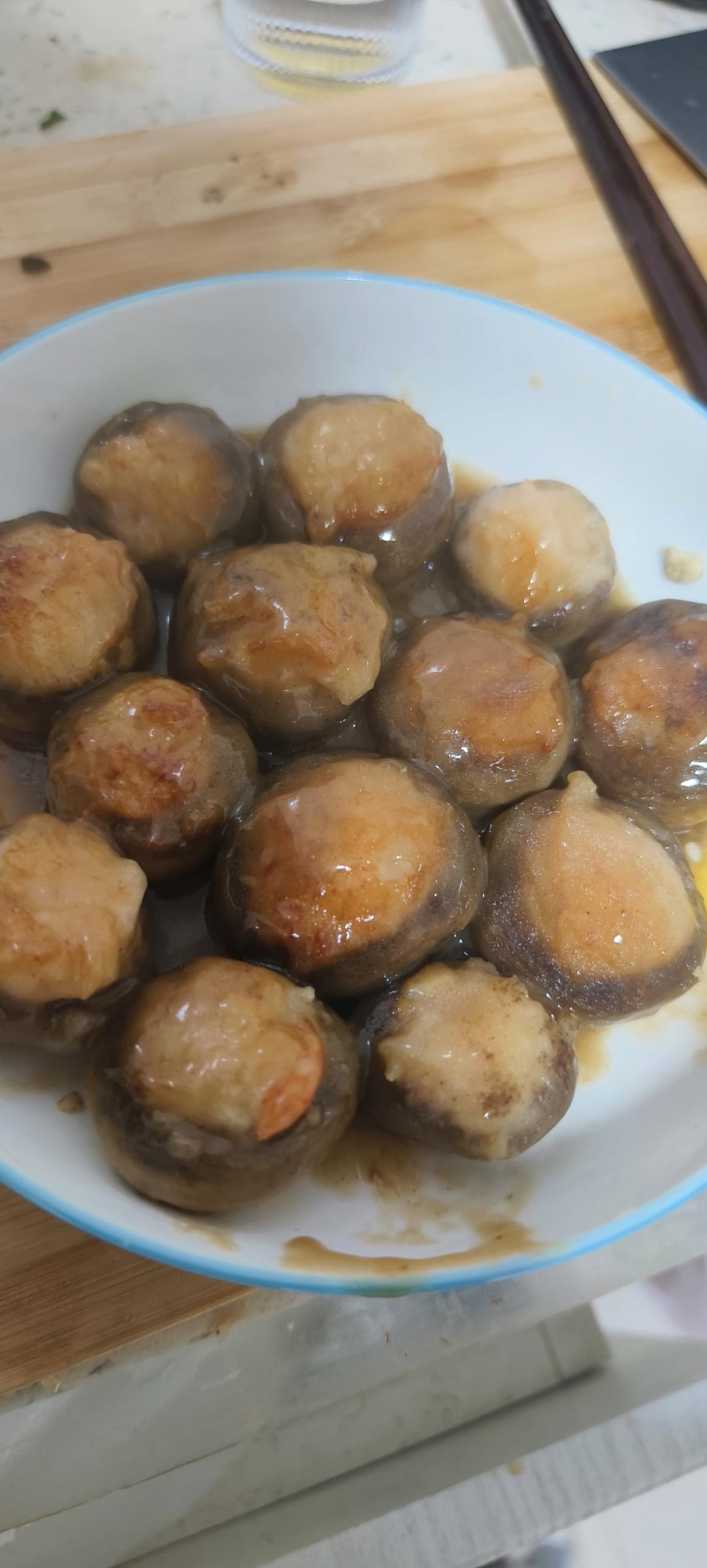 一口爆汁的虾滑酿口蘑