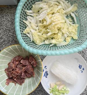 牛肉砂锅粉丝，好吃的嘞！的做法 步骤1