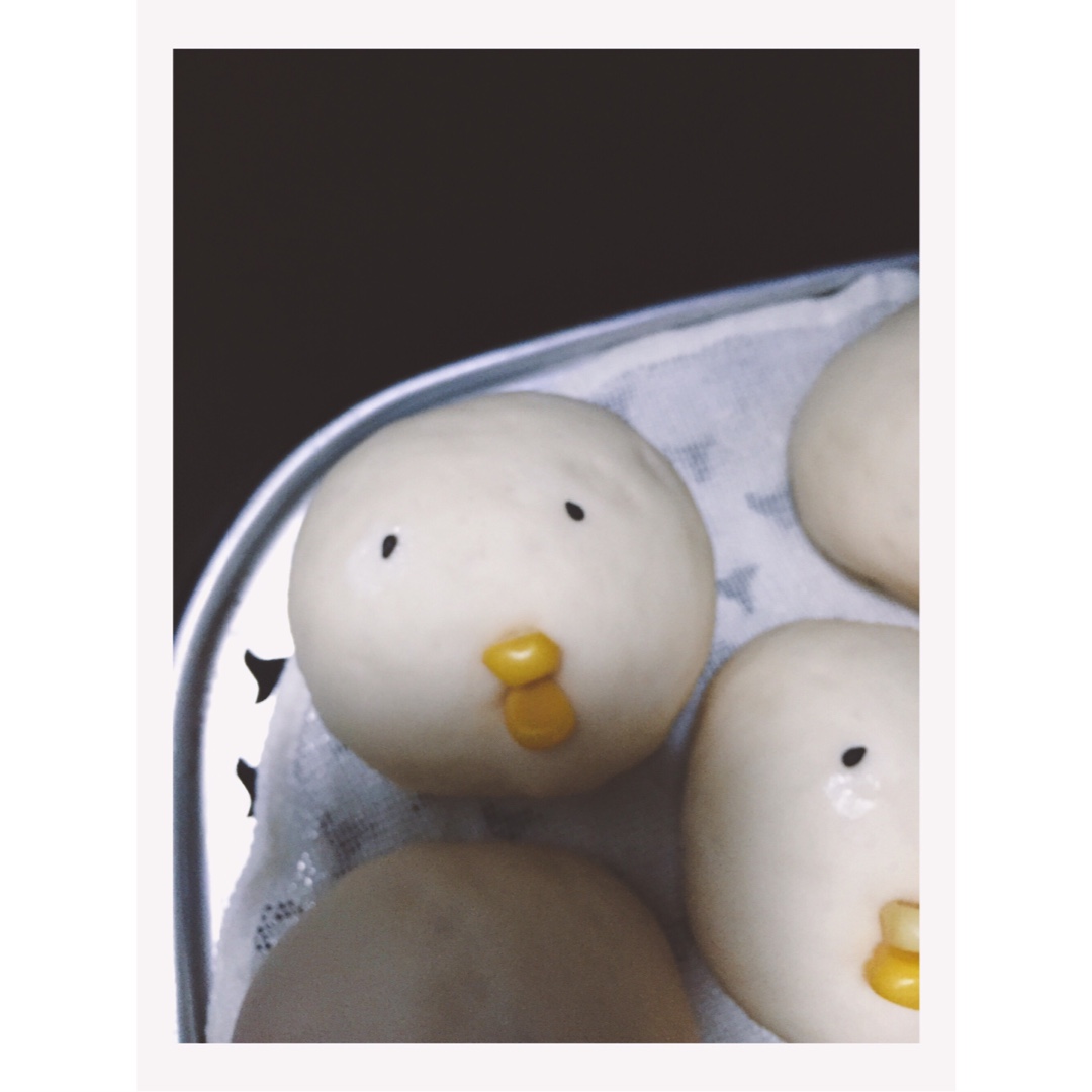馒头。小黄鸡面包。超可爱羞涩。