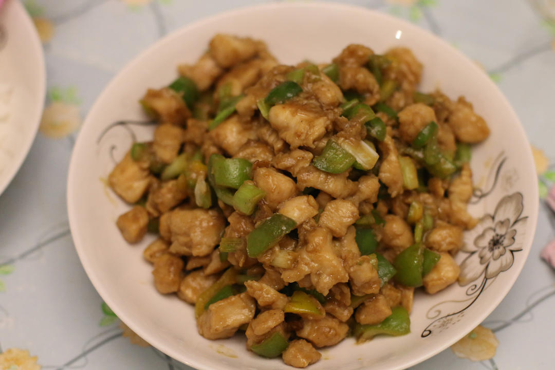 厨师长教你：“大葱爆鸡胸肉”的家常做法，好吃不柴，下饭一绝
