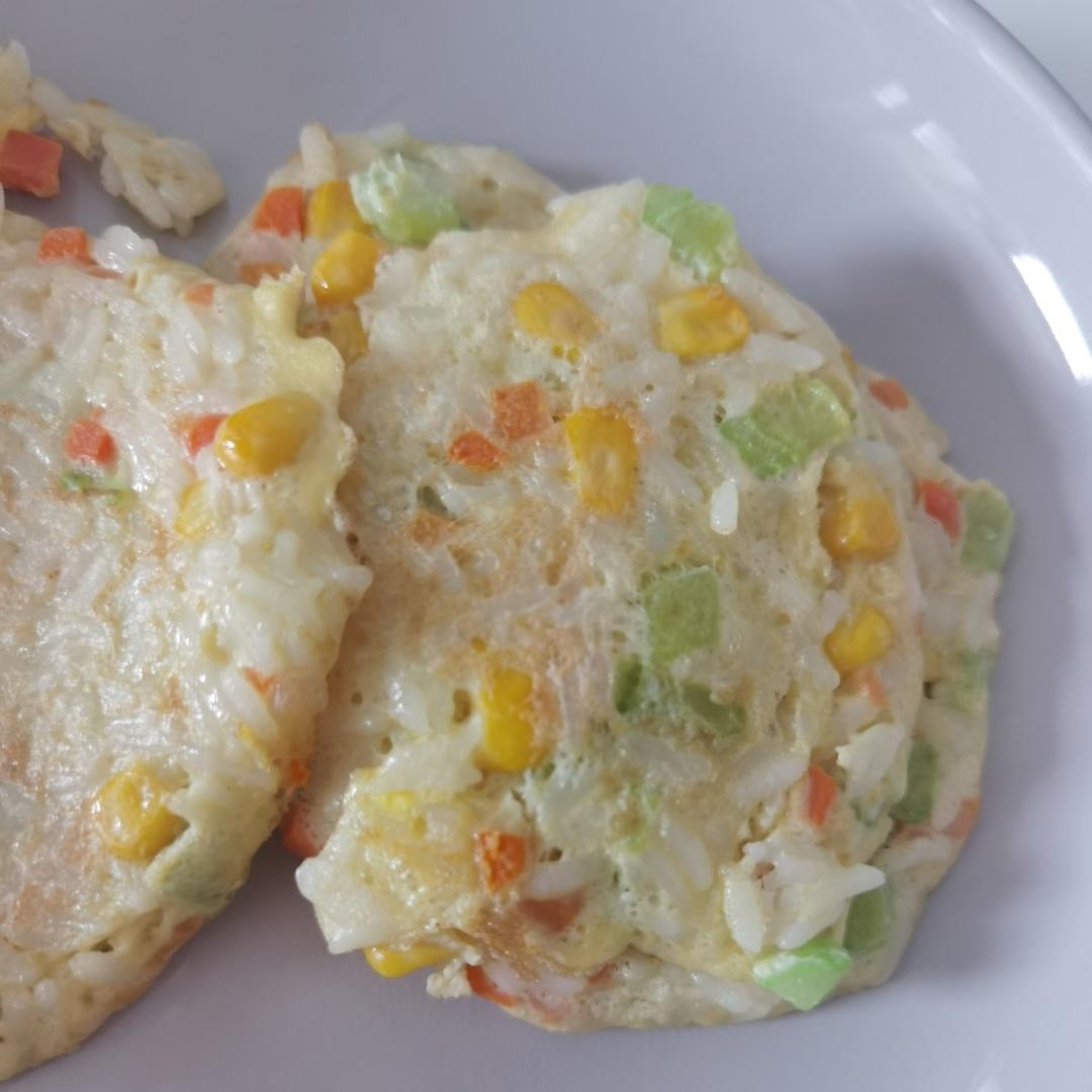 早餐蛋饼，解决剩米饭的好方法，食材随意味道超赞👍