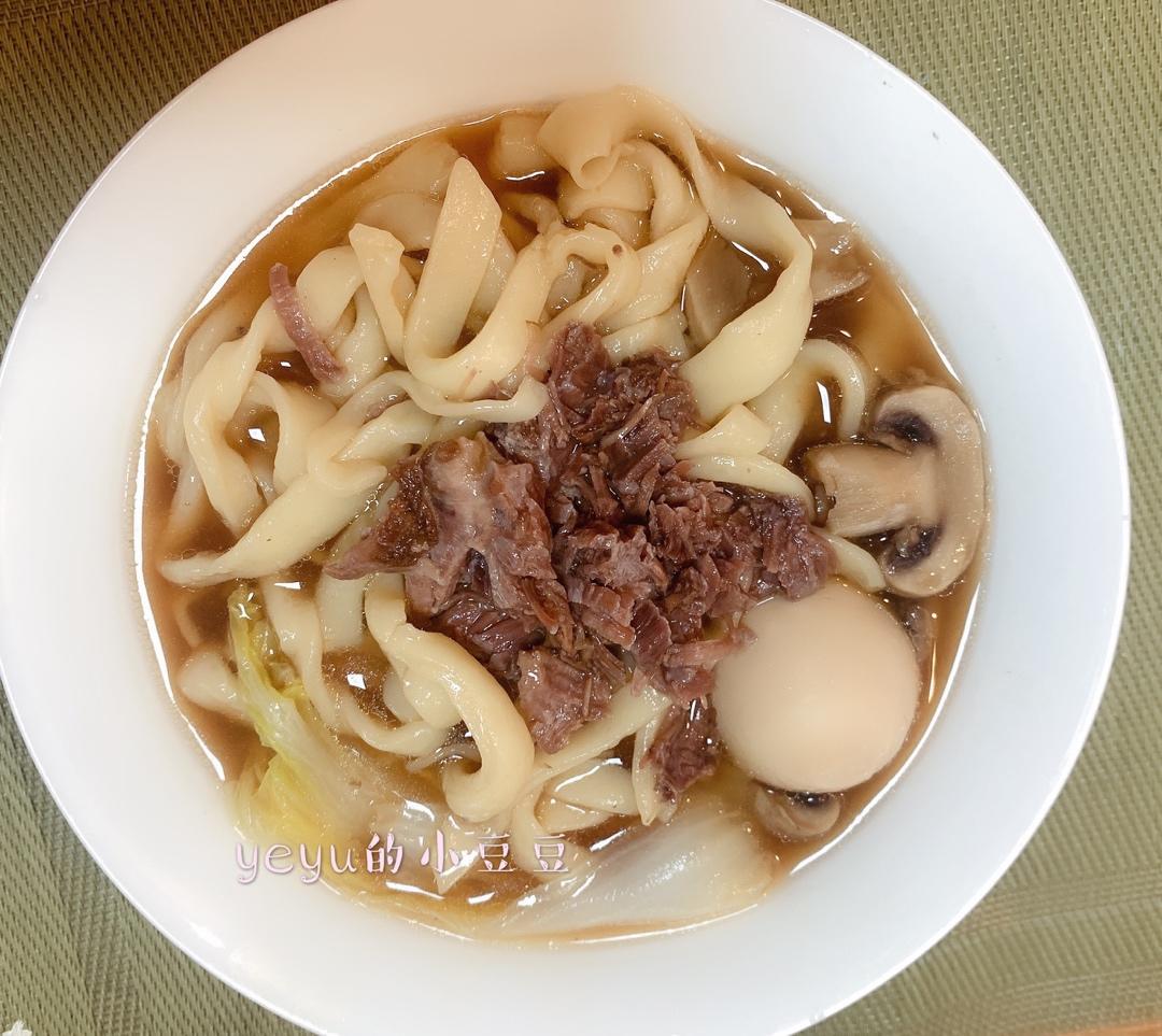 最正经的牛肉汤面红烧牛肉面 前提：做了一大锅卤牛肉，有一大锅美味的牛肉汤，