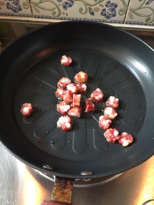 香菇腊肠蛋炒饭的做法 步骤3