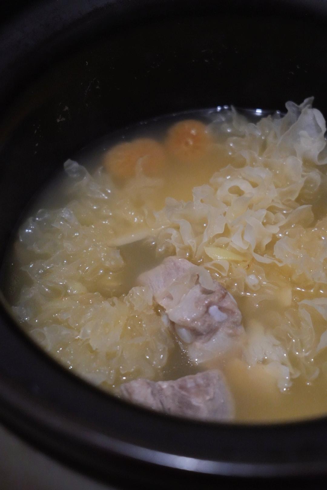 秋冬润肺养颜银耳无花果排骨汤