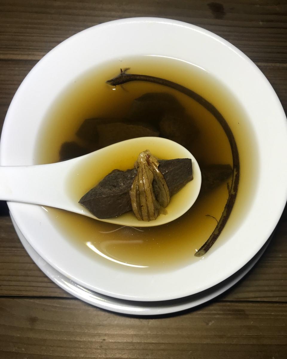 独立小桥风满袖做的猪横脷煲鸡骨草