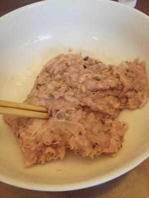 香菇芹菜瘦肉小馄饨的做法 步骤1