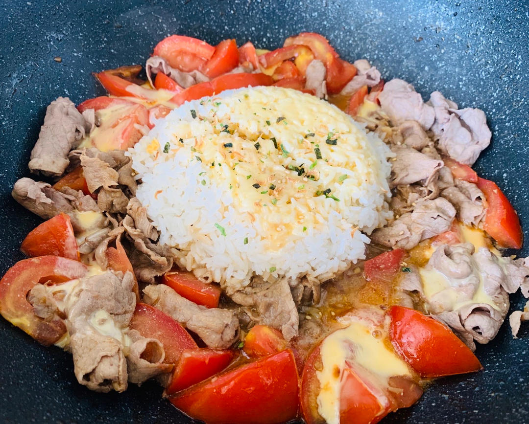 麻辣芝香的番茄肥牛火山拌饭