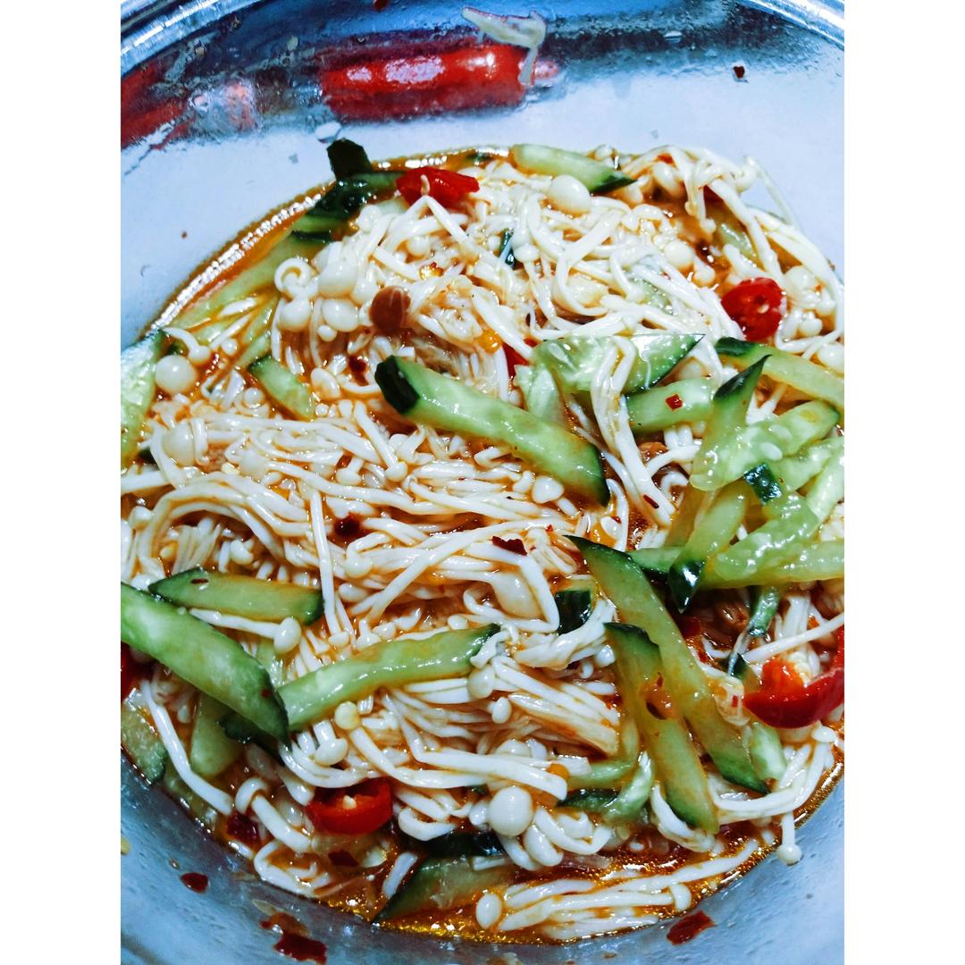 凉拌黄瓜和金针菇