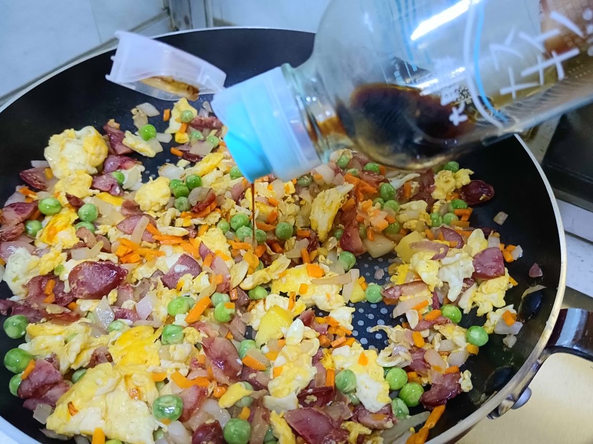 培根菠蘿炒飯的做法 步驟3