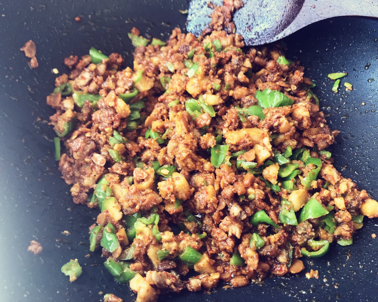 青椒豆豉炒油渣的做法