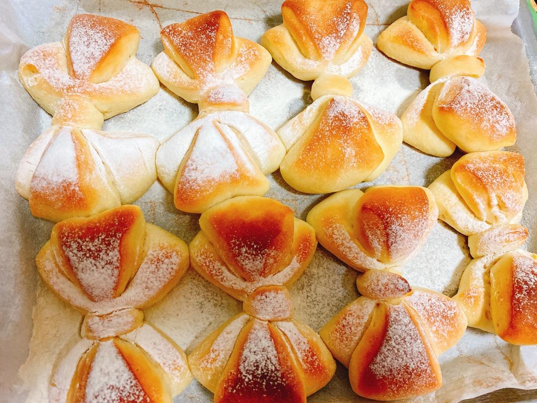 猫依一做的蝴蝶结面包