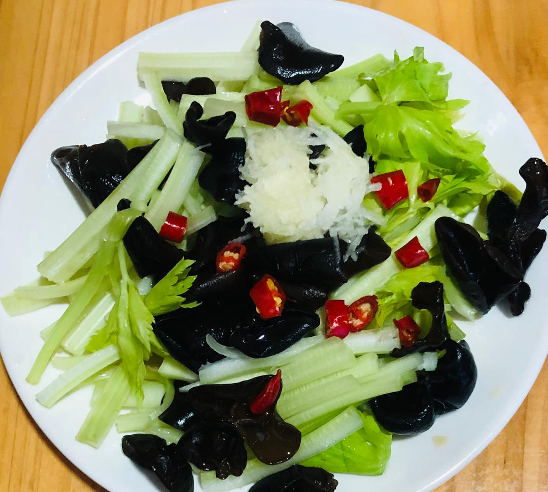 芹菜拌木耳(健康又营养)