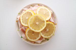 微波炉柠檬卷心菜蒸猪肉的做法 步骤5