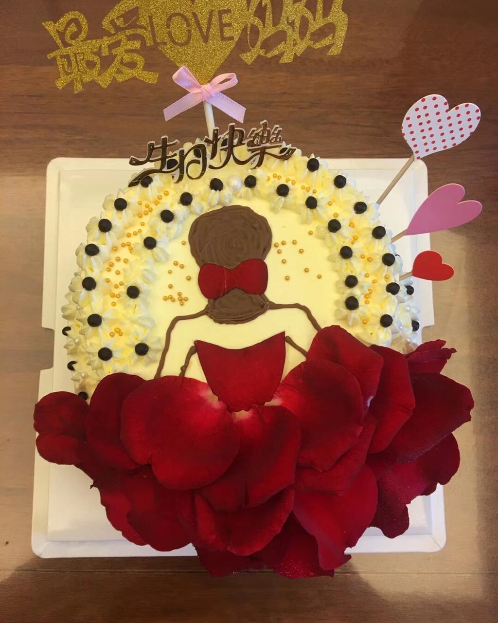 玫瑰花瓣生日蛋糕