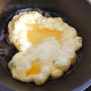 海鲜菇炒鸡蛋|马克西姆不粘锅的做法 步骤4