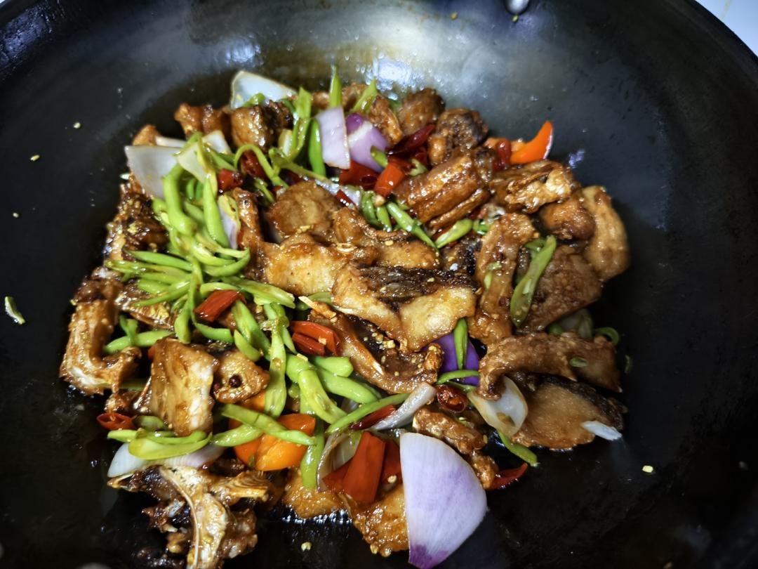 大厨教您做辣子鱼块，麻辣鲜香，外焦里嫩，全家人抢着吃