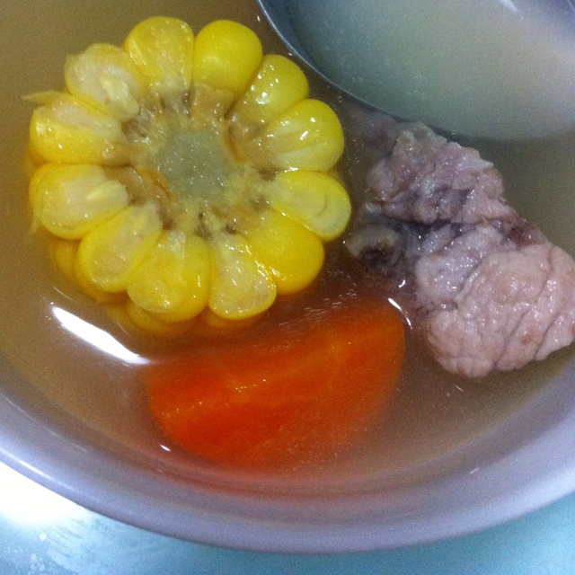 胡萝卜玉米排骨汤