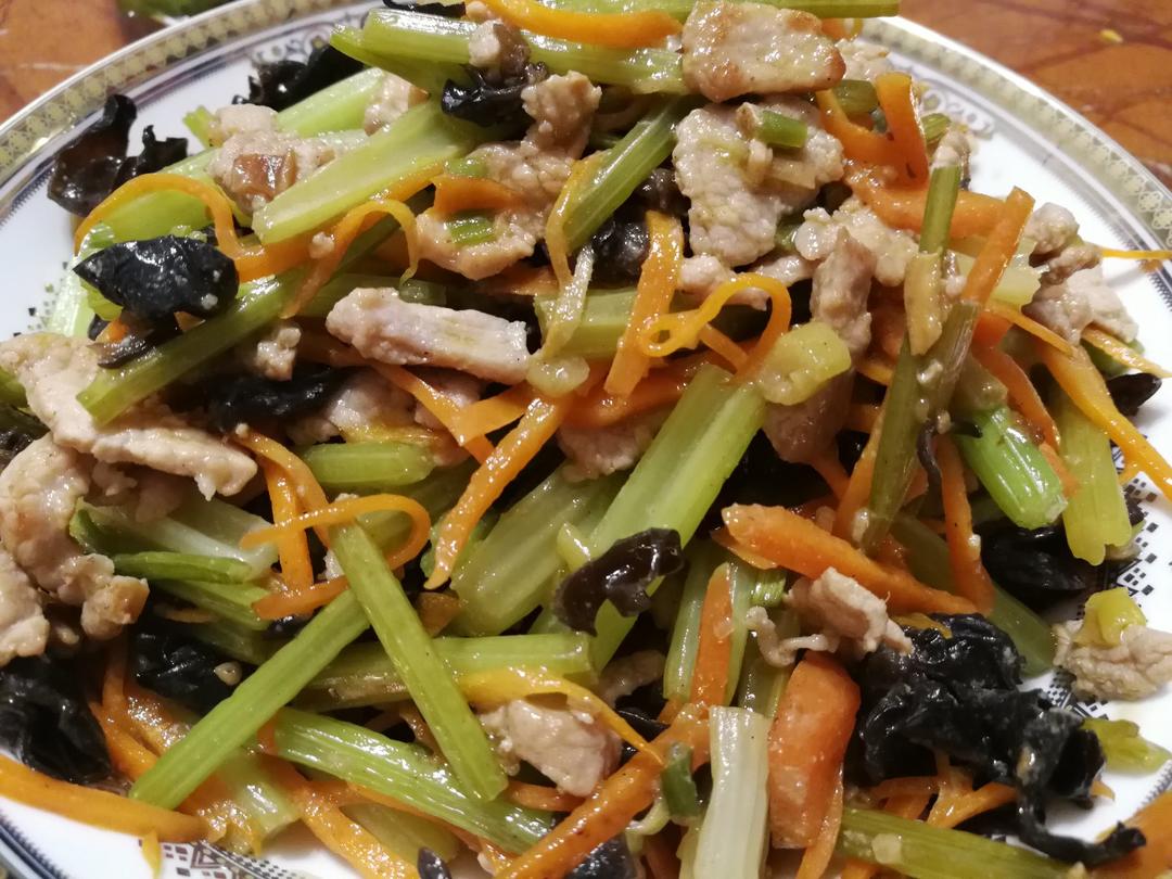 芹菜木耳炒肉丝