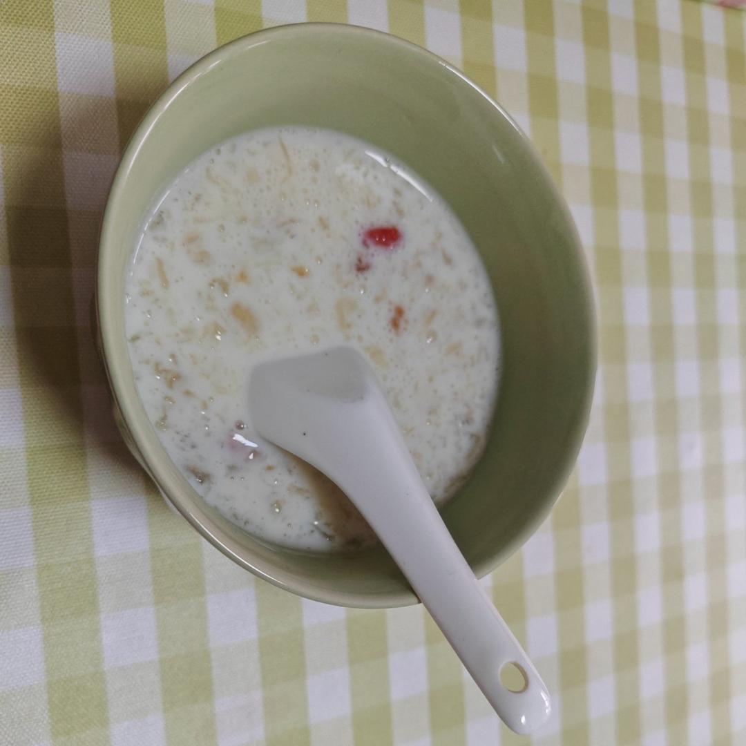 《桃胶皂角米雪燕银耳牛奶羹》据说一碗等于敷30片面膜的功效