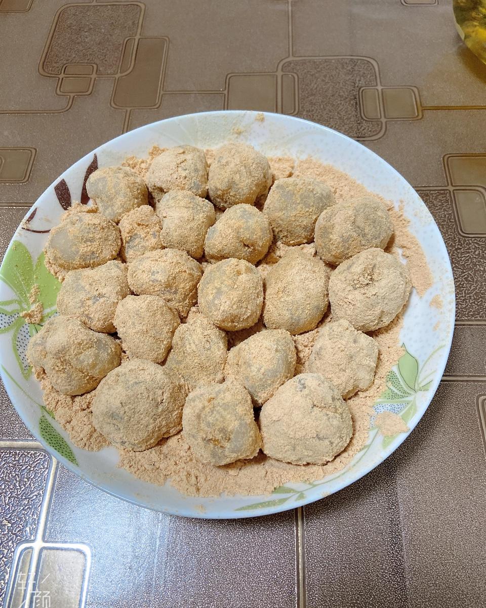 captain32做的糍粑糯米糍黄豆粉粘糯米球附上黄豆粉的做法