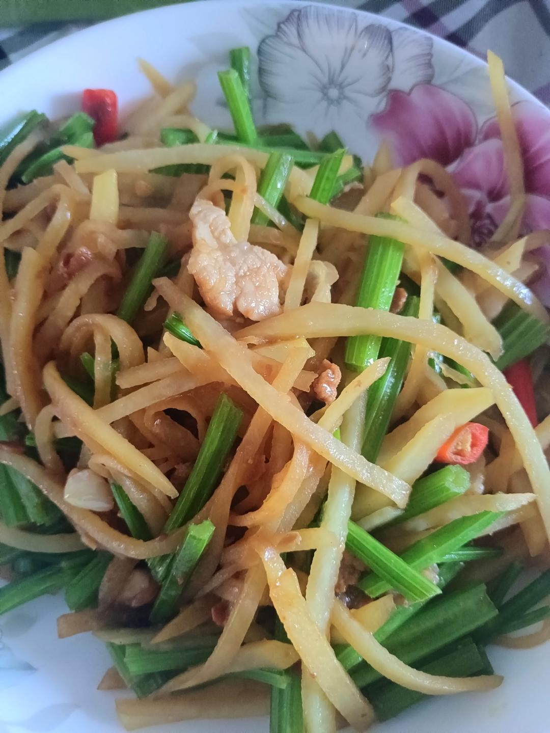 简单美味的家常菜！土豆丝炒芹菜