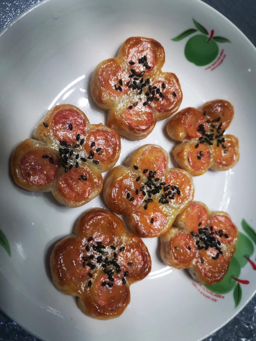 早餐怎么做简单又好吃？1张手抓饼2根火腿肠，教你在家做蝴蝶酥