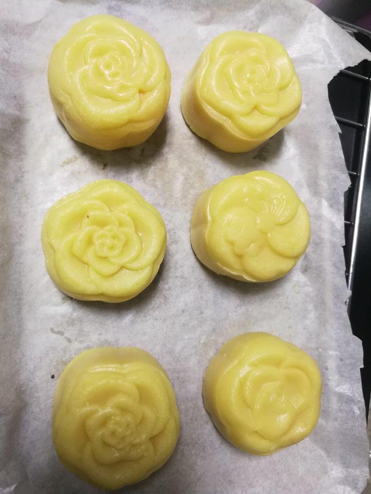 💃奶黄流心月饼——这是可以让你坐稳朋友圈厨霸位置的月饼🥮，没人点赞算我输👎