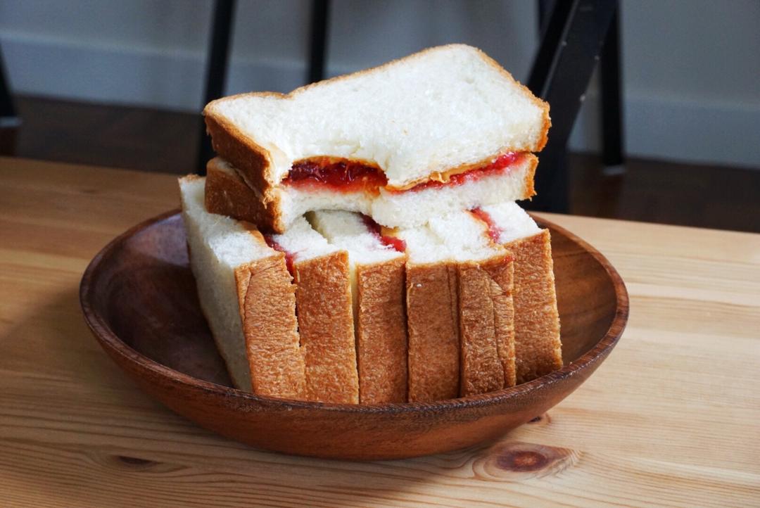 超简单花生酱果酱三明治（PB&J）的做法 步骤2