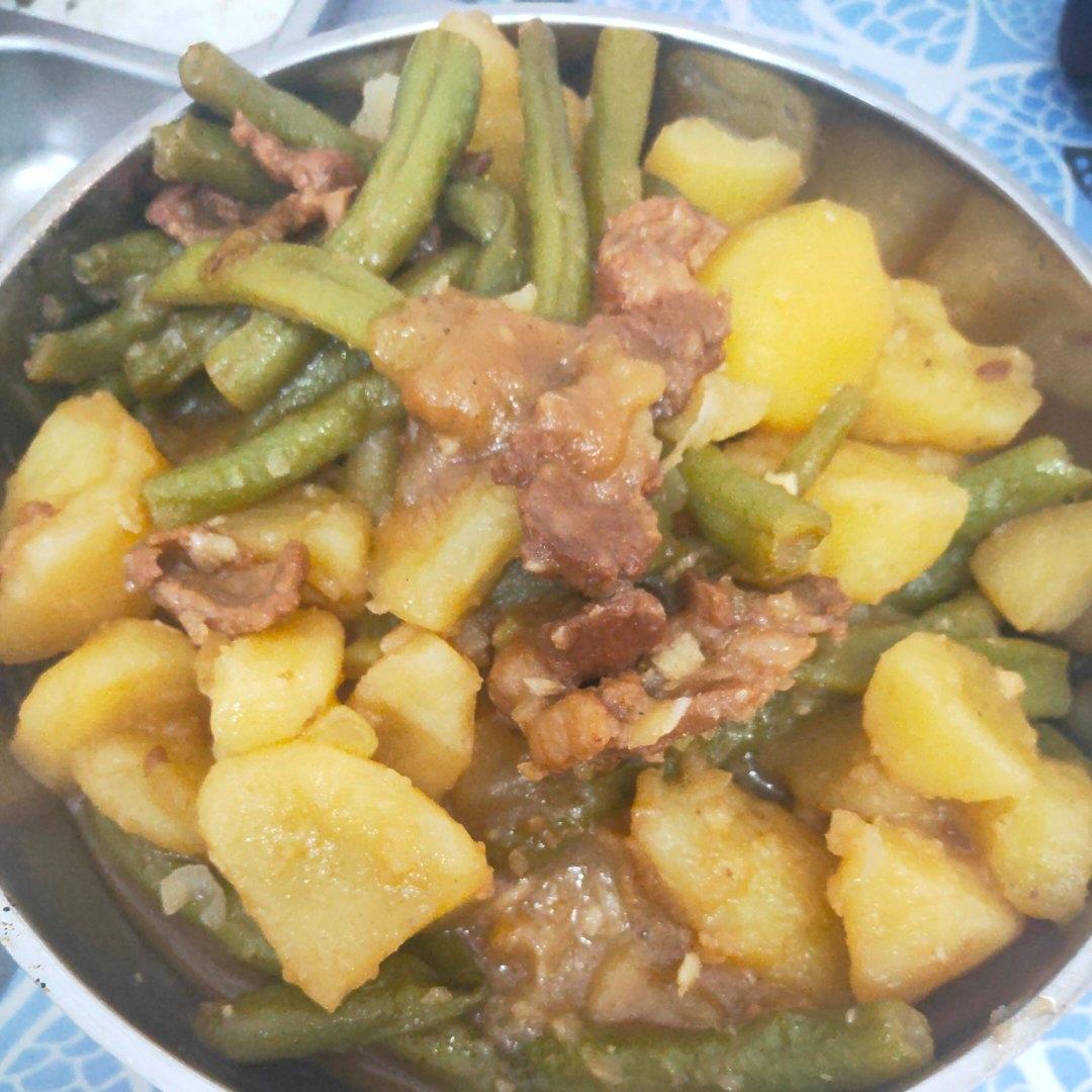 五花肉炖豆角土豆