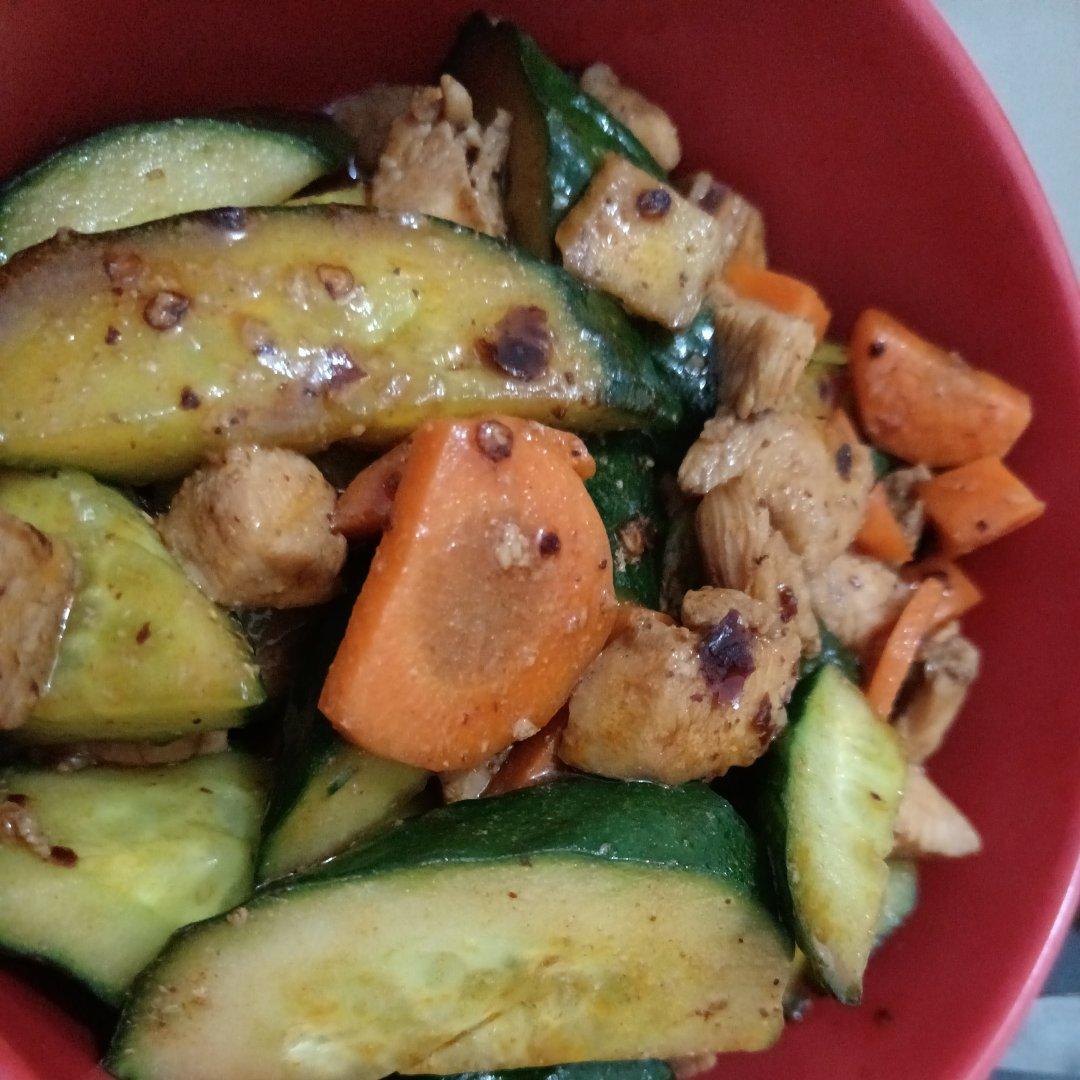 黄瓜胡萝卜鸡块（宫保鸡丁，营养又美味）