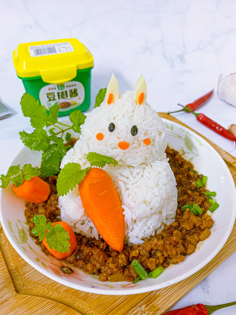 可爱的兔兔肉燥饭