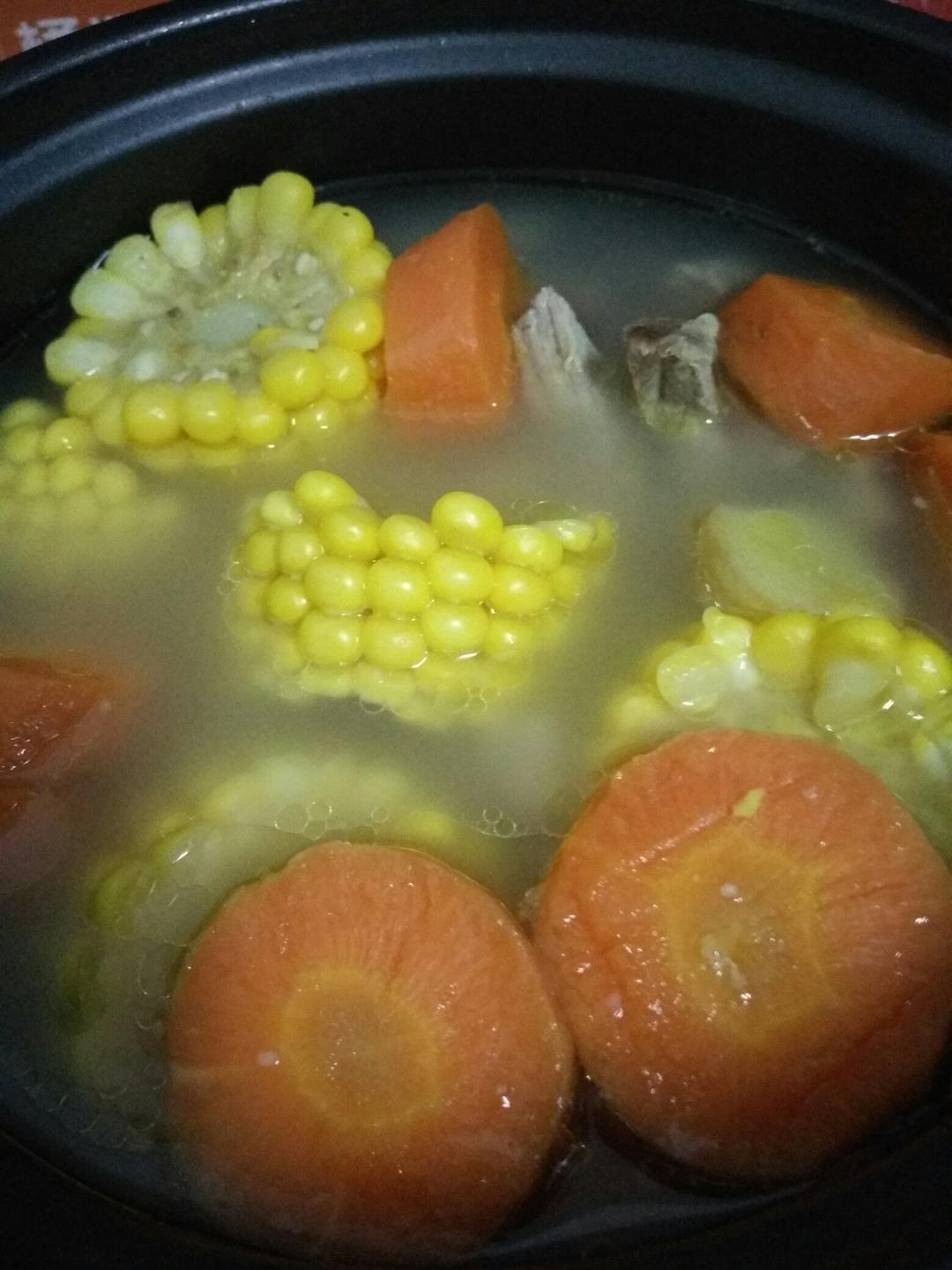 胡萝卜玉米排骨汤